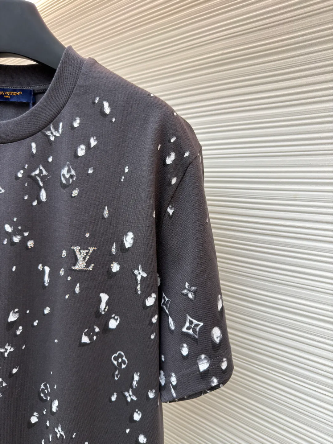 LOUIS VUITTON round neck pullover letter drop and rhinestone short-sleeved T-shirt ●Original version: purchased and developed by 11401 ●Item number: 1681671-A20 ●Fabric: cotton fabric ●Technology: printing production ●Color: black and white ●Type: fitted version ●Weight: about 235 grams ●Size: XS-S-M-L ●Description: This short-sleeved T-shirt is made of high-quality pure cotton fabric, soft to the touch and well breathable. The overall design is round neck, and the hemming at the neckline is delicate, making it comfortable to wear and not abrasive to the skin. The patterns on the chest and sleeves use high-precision digital printing technology. The patterns are clear, colorful and not easy to fade. Environmentally friendly dyes are used during the printing process to ensure no irritation to the skin. The body is cut smoothly, and the splicing of the shoulders and sleeves uses seamless technology, with natural lines and no unnecessary threads. The hem adopts fine hemming technology to enhance durability and prevent seams from opening. The overall workmanship is fine, and every stitch is even and neat, reflecting the high-quality production process. The overall wiring is straight and delicate, the fabric is comfortable and soft, and the color is consistent without color difference. It can be matched with the same style to create a fashionable look and control various occasions. Customized accessories, complete with three standards, same style for men and women!